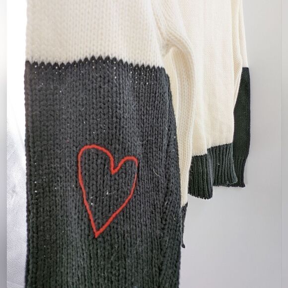 Sundry navy and white colorblock crewneck pullover w/ heart on sleeve medium - Picture 13 of 13